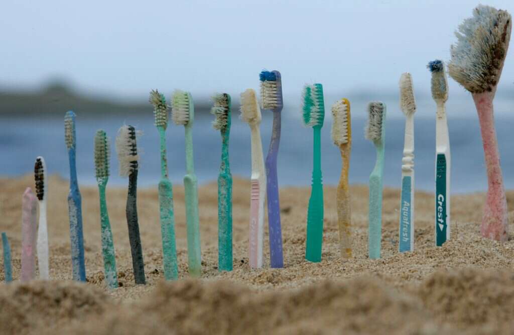 Stare odbačene slamčice sa plaže